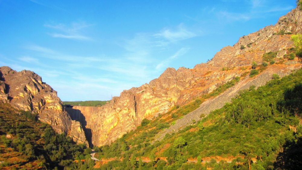 Felsen an der Staumauer