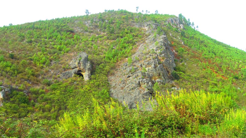 Felsen mit Hhle