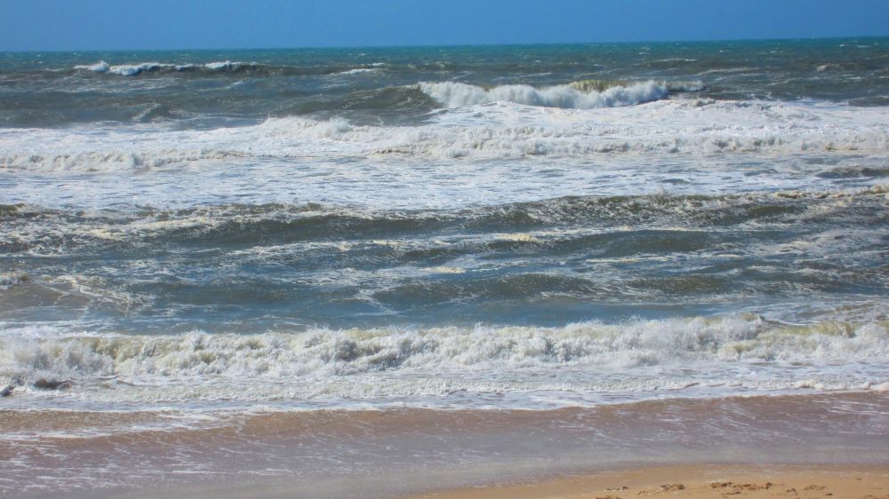 Meer mit Wellen