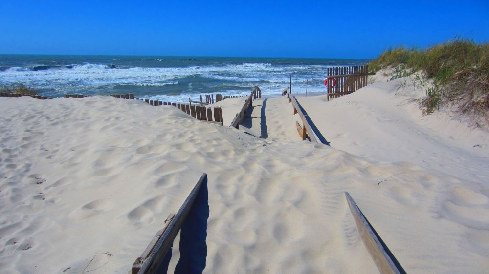 Sand auf Holzsteg