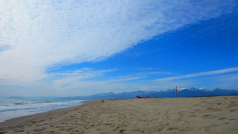 Strand_mit_apuanischen_Alpen