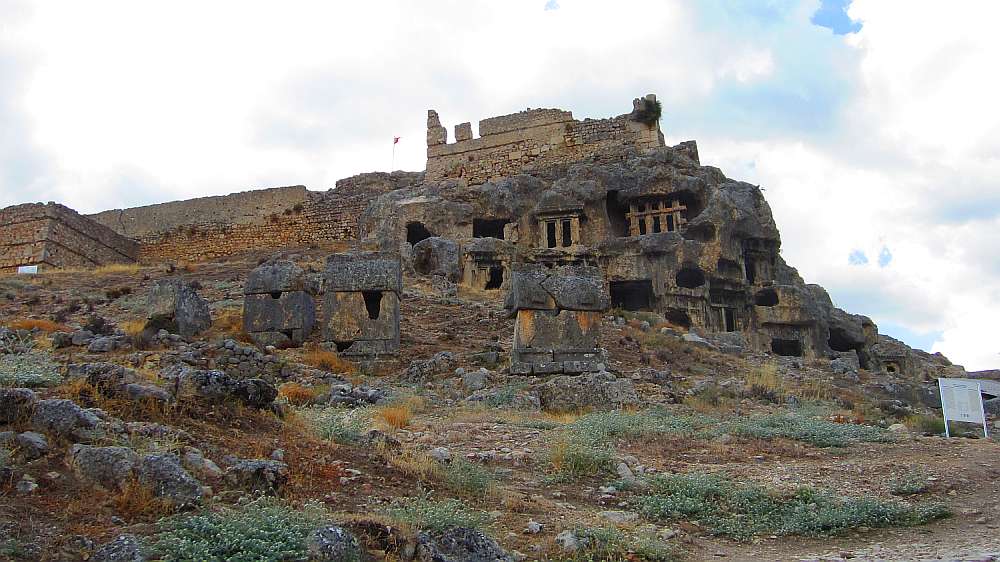 Tlos_Felsengraeber_mit_Burg